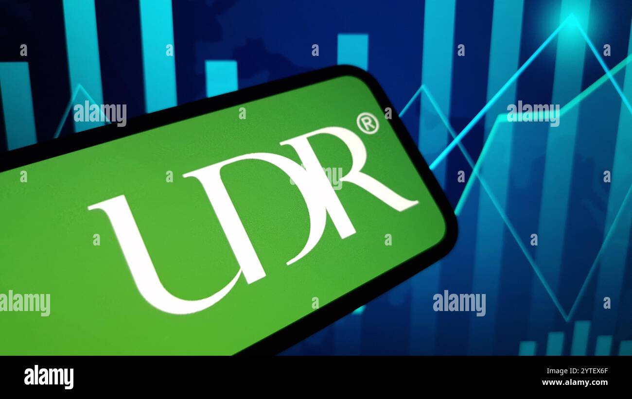 Konskie, Pologne - 03 décembre 2024 : logo de la société UDR Apartments affiché sur le téléphone portable Banque D'Images