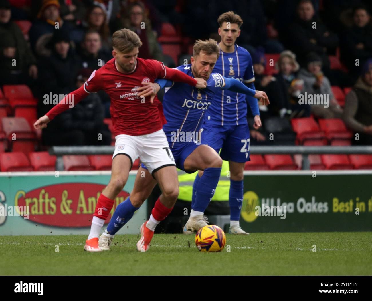 Joel Tabiner de Crewe Alexandra contre Alex Pattison de Bradford City lors du match de Sky Bet League Two au stade Mornflake, Crewe. Date de la photo : samedi 7 décembre 2024. Banque D'Images