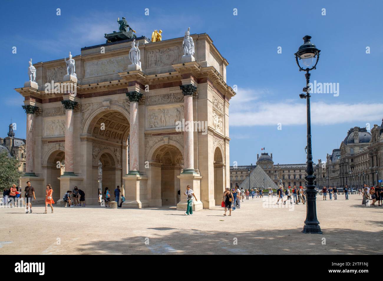 Arc de Triomphe du Carrousel, Paris France. Est un arc de triomphe à Paris, situé sur la place du Carrousel. C'est un exemple d'archite néoclassique Banque D'Images