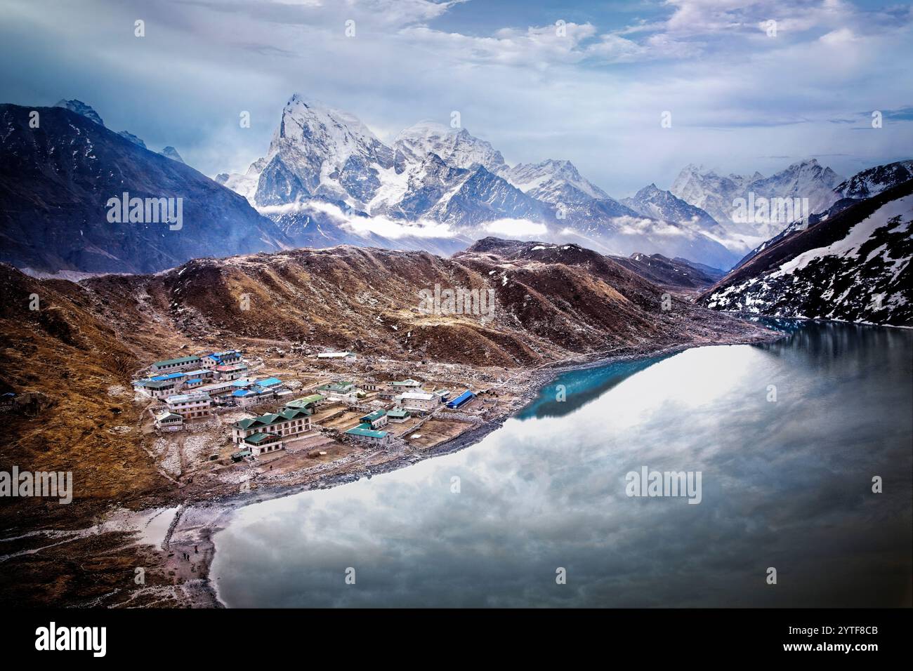 Le village de Gokyo à plus de 15 000 pieds avec Cholatse (6335 mètres) et Tabuche (6367 mètres) en arrière-plan. Parc national de Sagarmatha, Népal. Banque D'Images