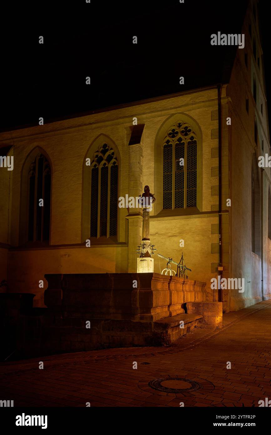 Scène de nuit à la fontaine médiévale Johannisbrunnen devant le nouveau Johannis dans la vieille ville de Rothenburg ob der Tauber en Allemagne Banque D'Images