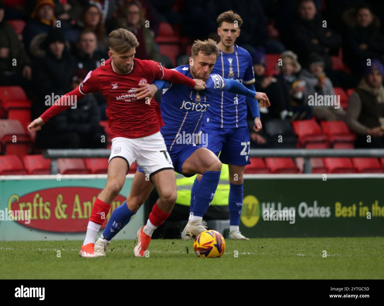 Joel Tabiner de Crewe Alexandra contre Alex Pattison de Bradford City lors du match de Sky Bet League Two au stade Mornflake, Crewe. Date de la photo : samedi 7 décembre 2024. Banque D'Images