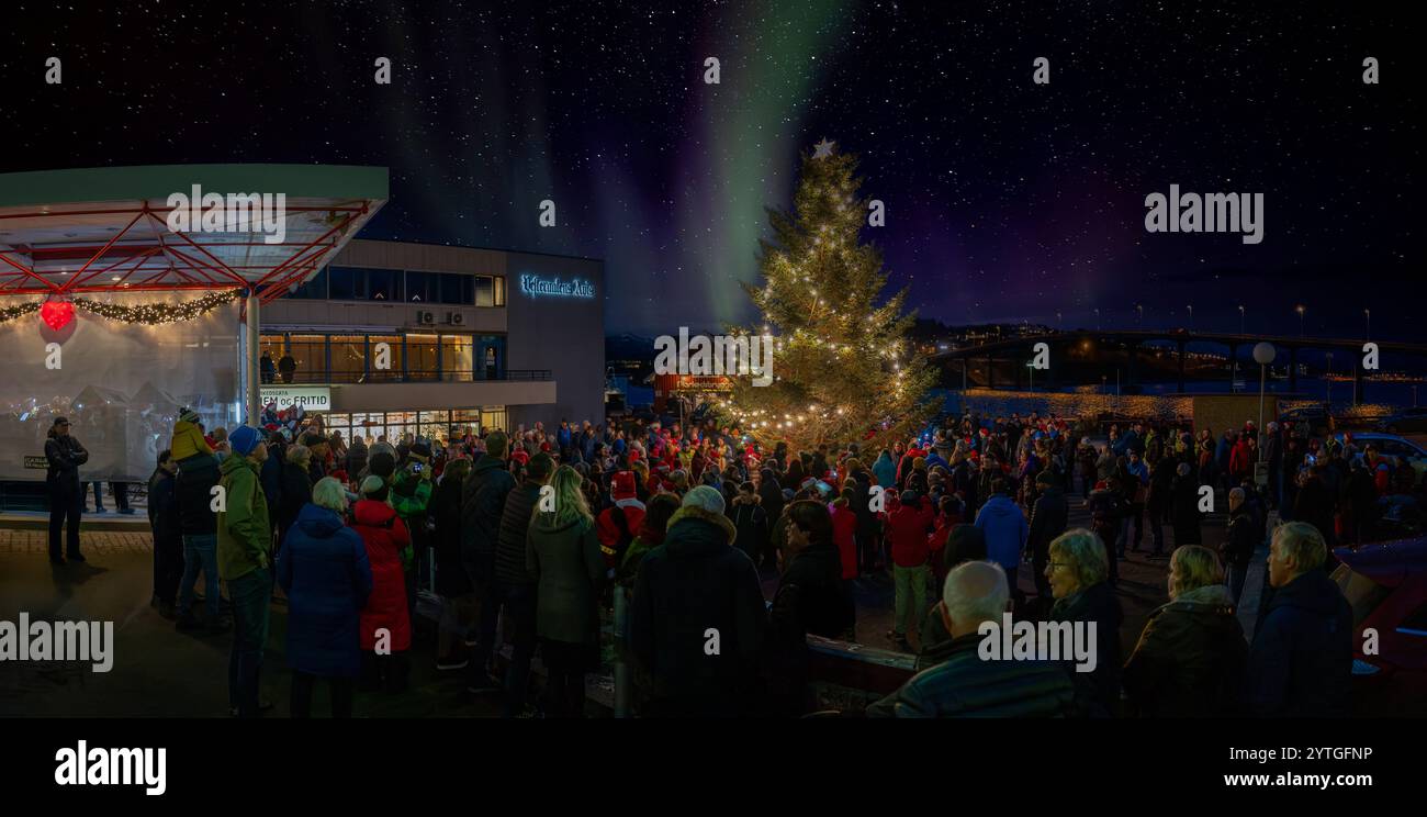 La communauté de Stokmarknes, dans les îles Lofoten, en Norvège, célèbre l'éclairage du sapin de Noël sur la place de la ville. Banque D'Images