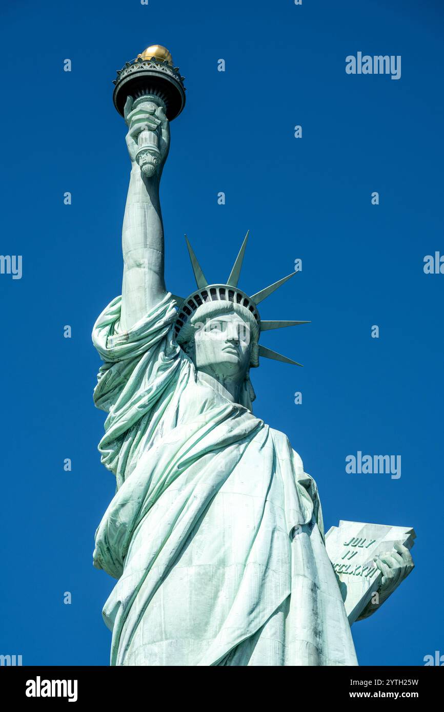 Gros plan sur la célèbre Statue de la liberté à New York devant un ciel bleu Banque D'Images