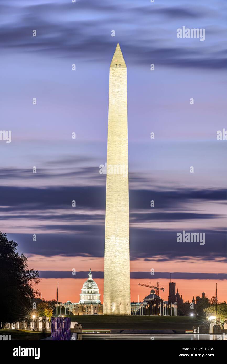 Le Washington Monument avant le lever du soleil avec le Capitole à l'arrière Banque D'Images