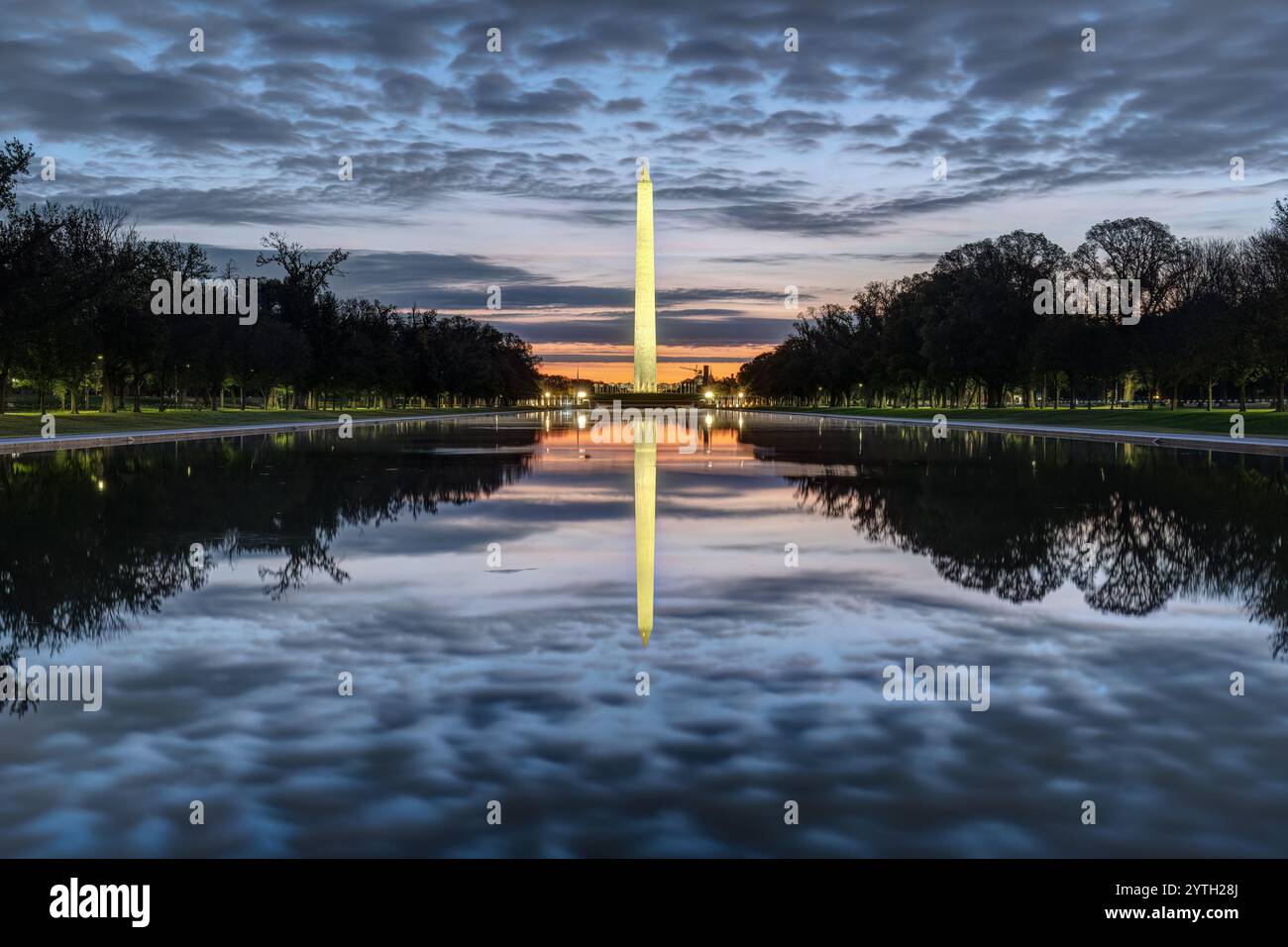 Le célèbre Washington Monument à l'aube se reflète dans le célèbre bassin réfléchissant Banque D'Images