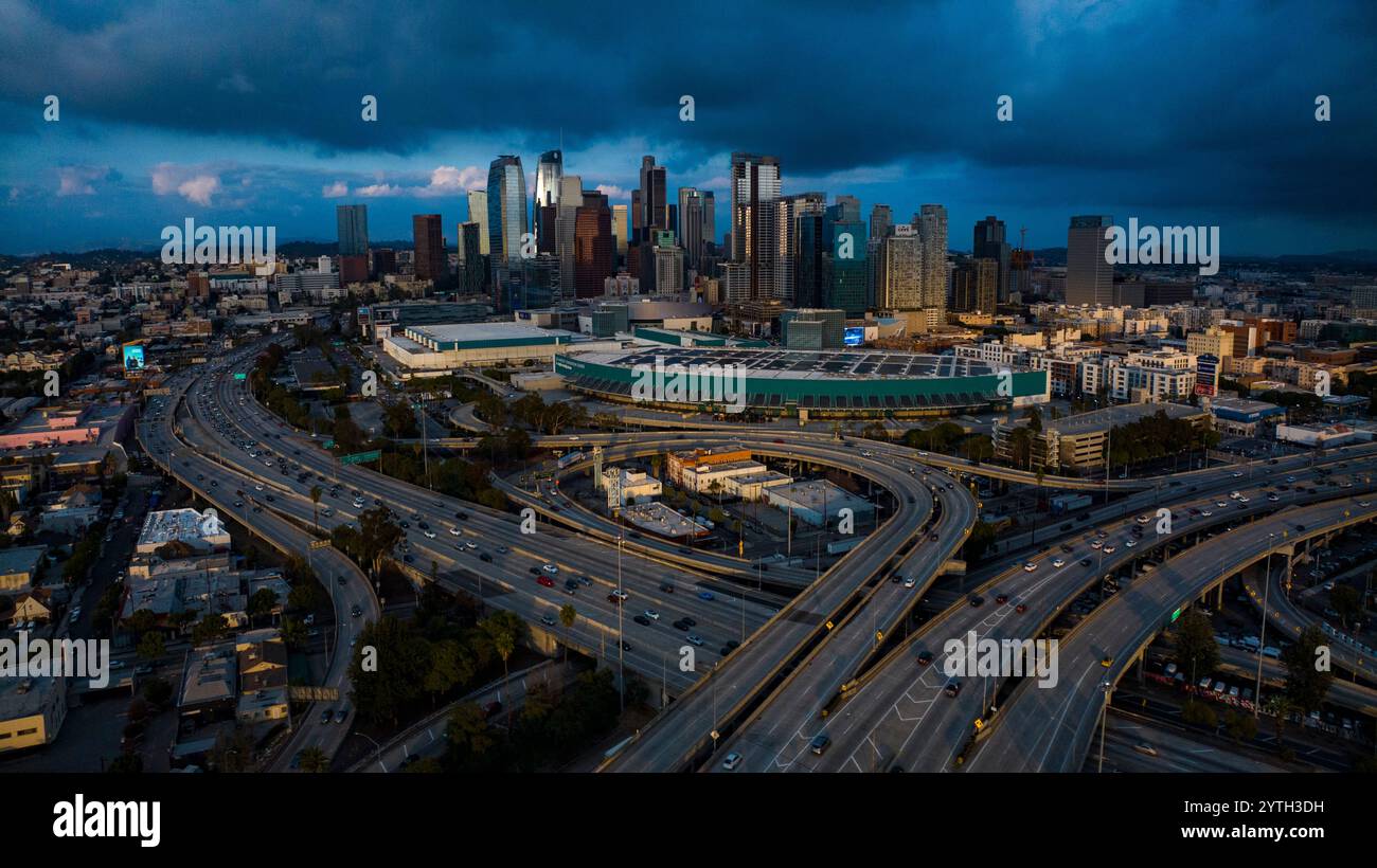 JANVIER 2024, LOS ANGELES, CA. - Vue aérienne de LA Skyline & Convention Center au crépuscule montrant l'intersection de la Harbor Freeway 110 et de l'Interstate Highway 10 avec le trafic Banque D'Images
