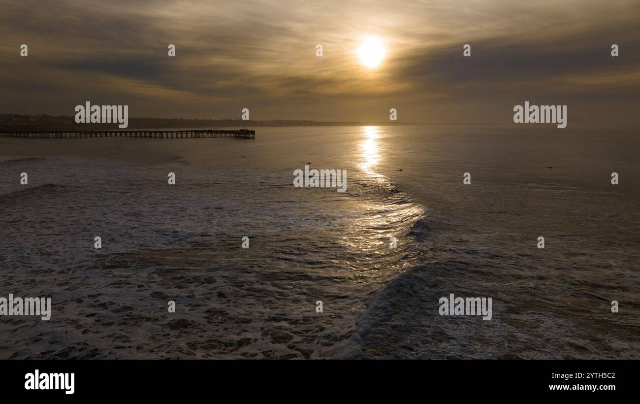 DÉCEMBRE 2023, VENTURA, CA., USA - lever de soleil sur Ventura Californie avec des vagues de l'océan dans l'océan Pacifique Banque D'Images