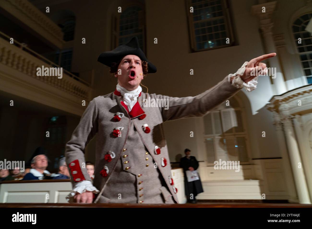 16 DÉCEMBRE 2023, BOSTON, MA. - Reconstitution de la Révolution américaine Boston Tea Party montre Sam Adams & British supporters - Faneuil Hall at Old South Meeting Hall - 250 ans Banque D'Images