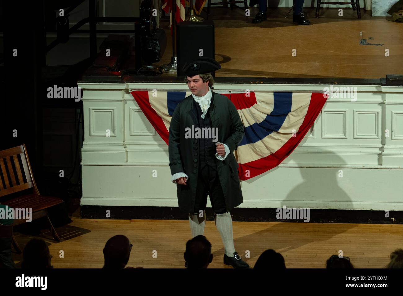 16 DÉCEMBRE 2023, BOSTON, MA. - Reconstitution de la Révolution américaine Boston Tea Party montre Sam Adams & British supporters - Faneuil Hall at Old South Meeting Hall - 250 ans Banque D'Images