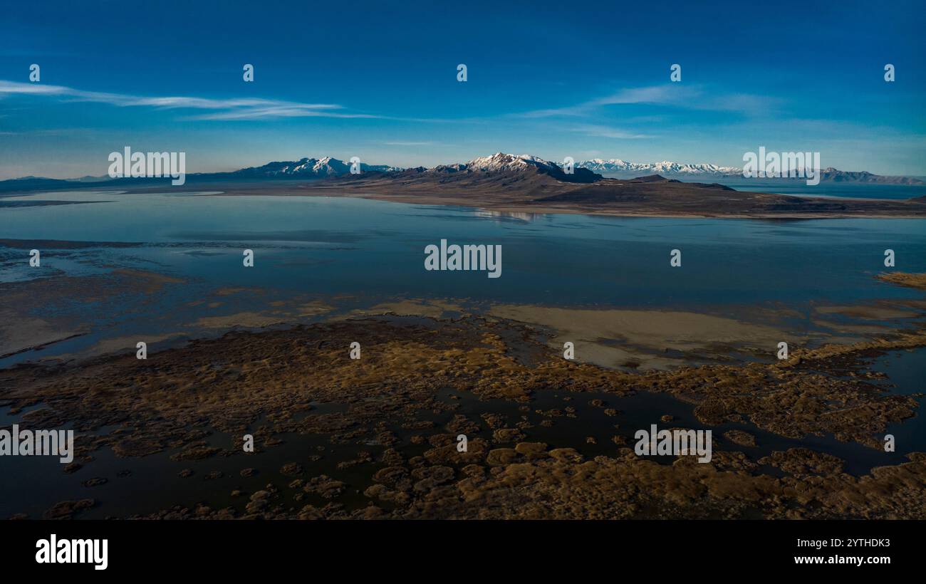 MARS 2024, GREAT SALT LAKE, UTAH - Bridger et Farmington Bay sont présentés dans le parc d'État d'Antelope Island, Utah, entouré par la chaîne de montagnes Wasatch avec de la neige Banque D'Images