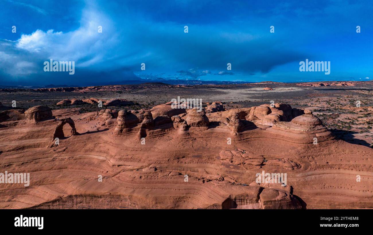 MARS 2024, ARCHES NATIONAL PARK, UTAH - Delicate Arch est vu avec Red Rocks, dans l'Utah à Arches National Park, Castle Valley, LaSal Mountains dans bg Banque D'Images