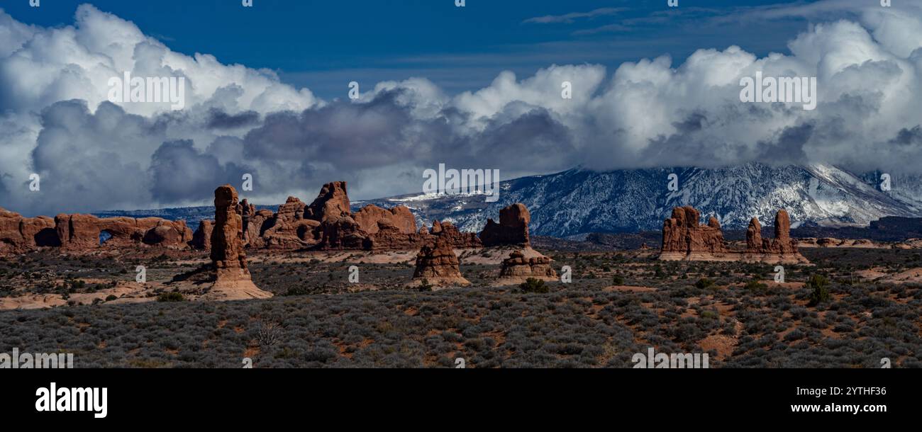 MARS 2024, PARC NATIONAL DES ARCHES, UTAH - Parc national des Arches avec les montagnes enneigées de LaSal en arrière-plan, Utah Banque D'Images
