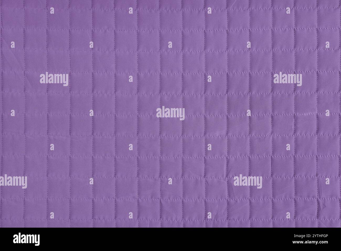 Motif de couture à carreaux, fond de tissu matelassé violet. Couverture ou veste gonflante, texture carrée en gros plan, macro. Fond d'écran, toile de fond. Banque D'Images