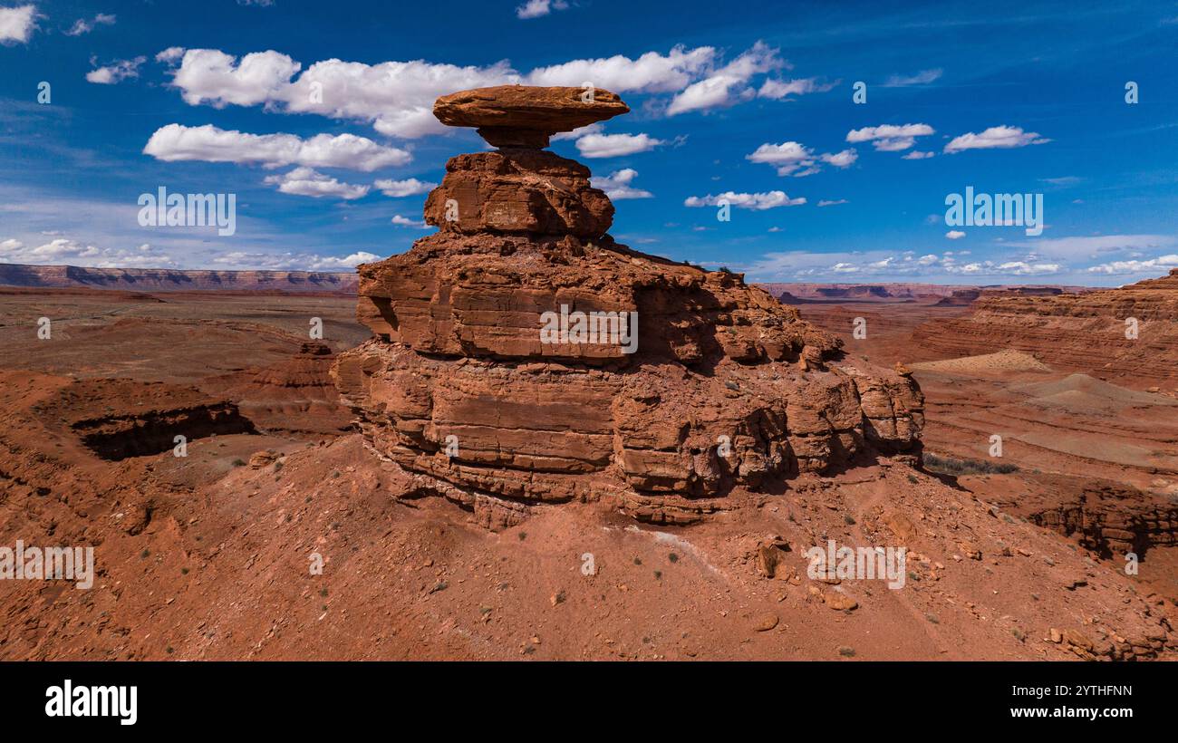 2024 MARS, MEXICAN HAT, UTAH - vue sur le célèbre Red Rock « Mexican Hat » surplombant la rivière San Juan, vue aérienne Banque D'Images