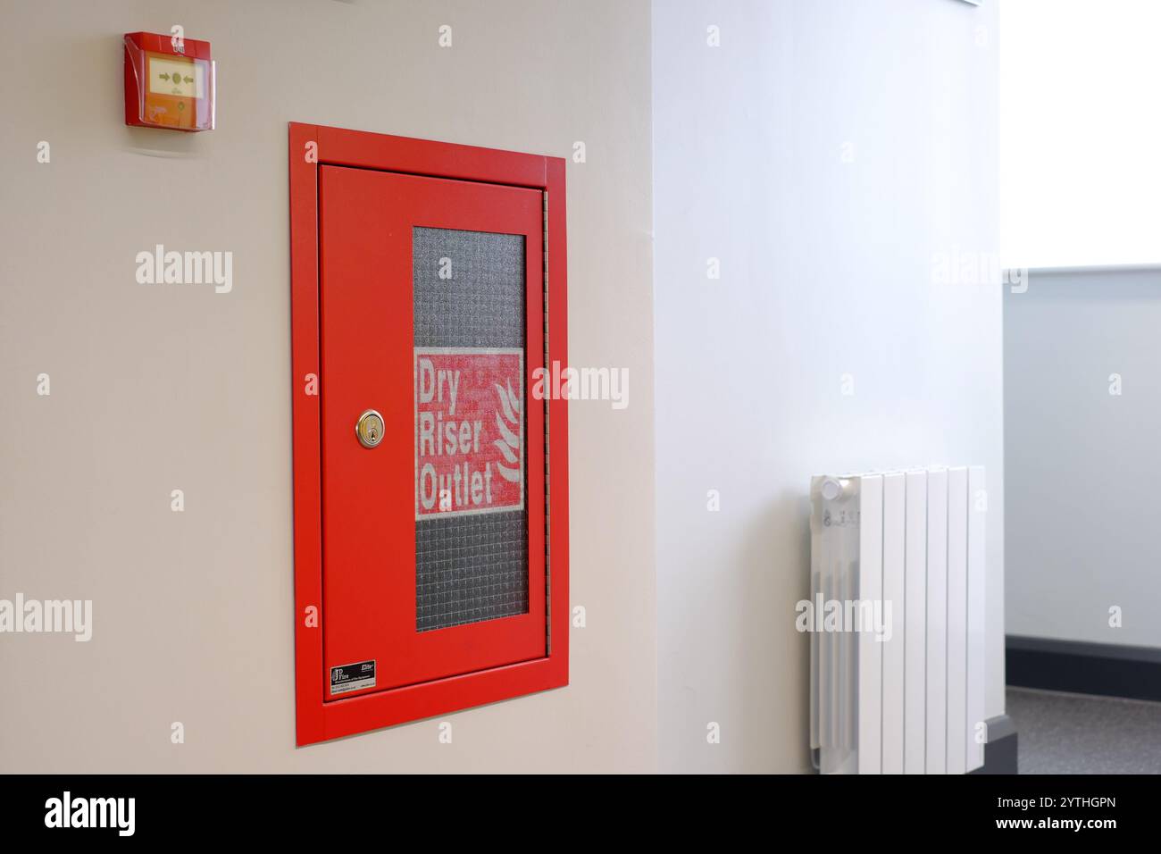 Sortie de surmontoir sec dans la cage d'escalier d'un bâtiment à plusieurs étages. Les risers secs sont un élément essentiel de l'infrastructure moderne de sécurité des bâtiments. Banque D'Images