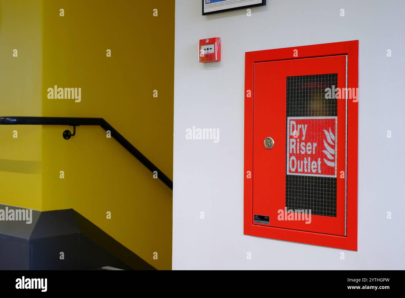 Sortie de surmontoir sec dans la cage d'escalier d'un bâtiment à plusieurs étages. Les risers secs sont un élément essentiel de l'infrastructure moderne de sécurité des bâtiments. Banque D'Images