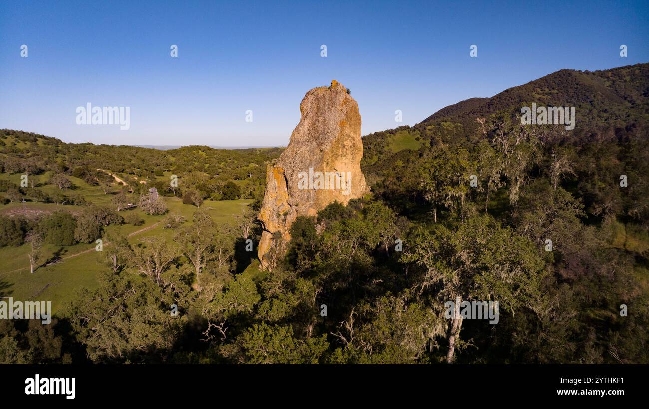 Avril 2024, PASO ROBLES, CA - Chimney Rock parmi les chênes de Californie Banque D'Images