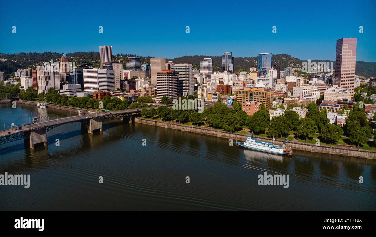 MAI 2024, PORTLAND OREGON, États-Unis - vue aérienne de la rivière Willamet traversant le centre-ville de Portland Skyline, Oregon Banque D'Images
