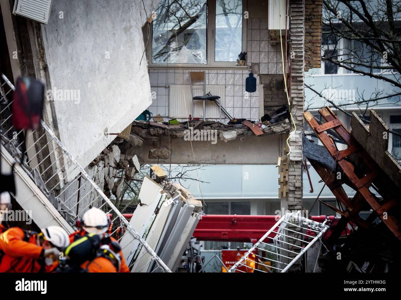 DEN HAAG - les services d'urgence sont présents au Tarwekamp après qu'une explosion s'est produite ici. L'explosion a détruit cinq appartements à l'étage dans l'appartement du porche. ANP KOEN VAN WEEL netherlands Out - belgique Out Credit : ANP/Alamy Live News Banque D'Images
