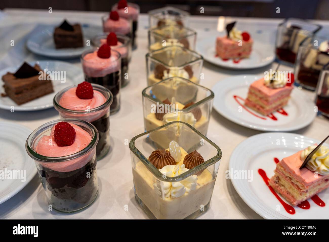 Une table de desserts vibrante remplie de parfaits colorés, de gâteaux décadents et de pâtisseries délicates, habilement agencés pour tenter chaque dent sucrée avec un feas Banque D'Images