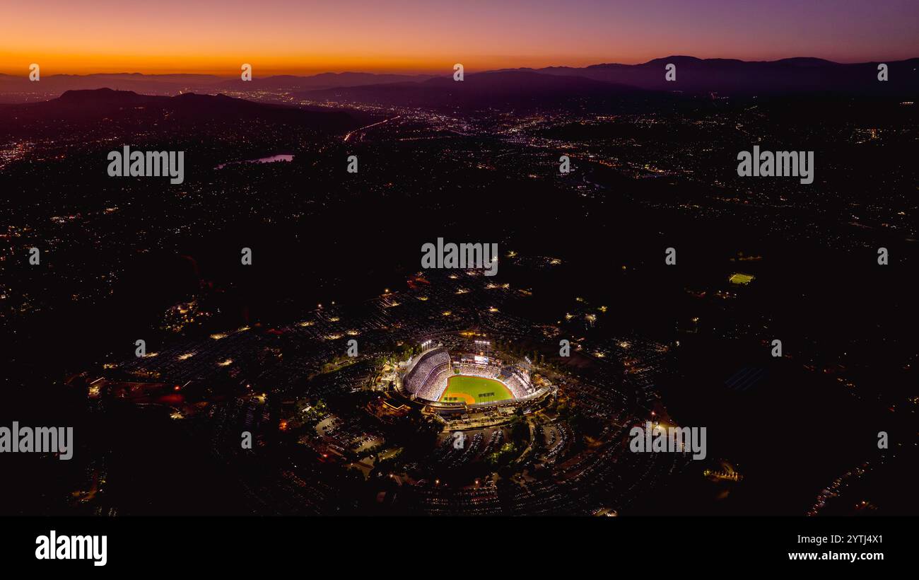 21 JUIN 2024 - LOS ANGELES, CA. États-Unis - Aerial of Dodger Stadium montre Los Angeles Angels battant Los Angeles Dodgers 3 à 2 contre Capacity crowd Banque D'Images
