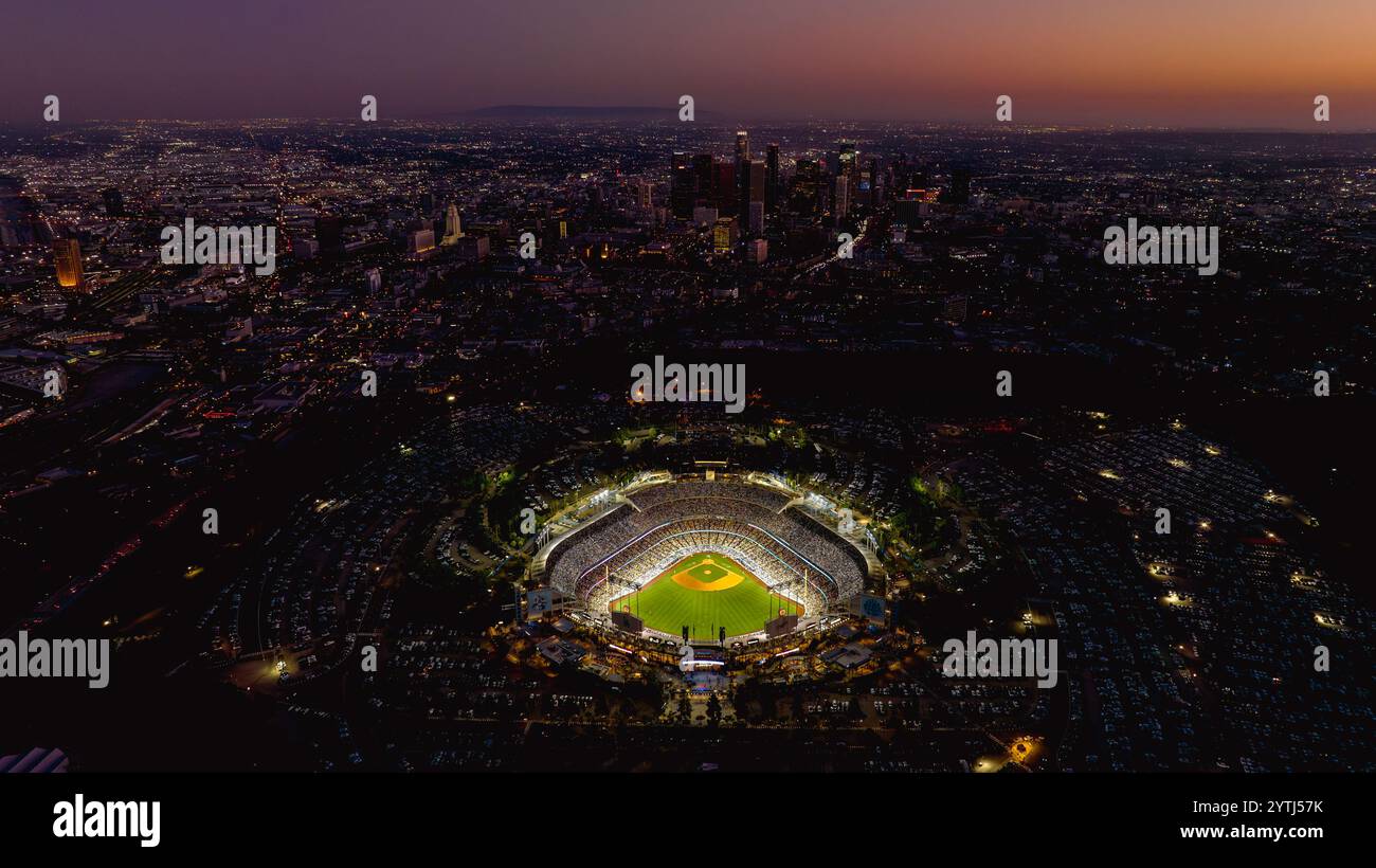 21 JUIN 2024 - LOS ANGELES, CA. États-Unis - Aerial of Dodger Stadium montre Los Angeles Angels battant Los Angeles Dodgers 3 à 2 contre Capacity crowd Banque D'Images