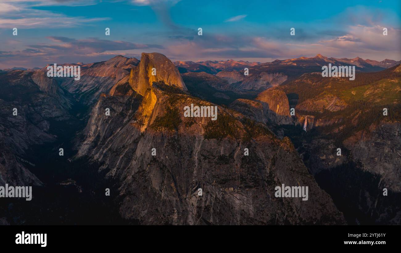 12 JUILLET 2024 - YOSEMITE, CALIFORNIE - vue au coucher du soleil sur Glacier point avec demi-dôme, chutes Yosemite, Nevada et chutes Vernal Banque D'Images