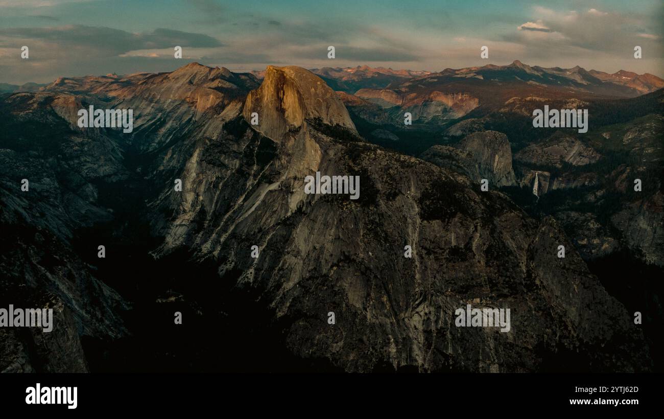 12 JUILLET 2024 - YOSEMITE, CALIFORNIE - vue au coucher du soleil sur Glacier point avec demi-dôme, chutes Yosemite, Nevada et chutes Vernal Banque D'Images