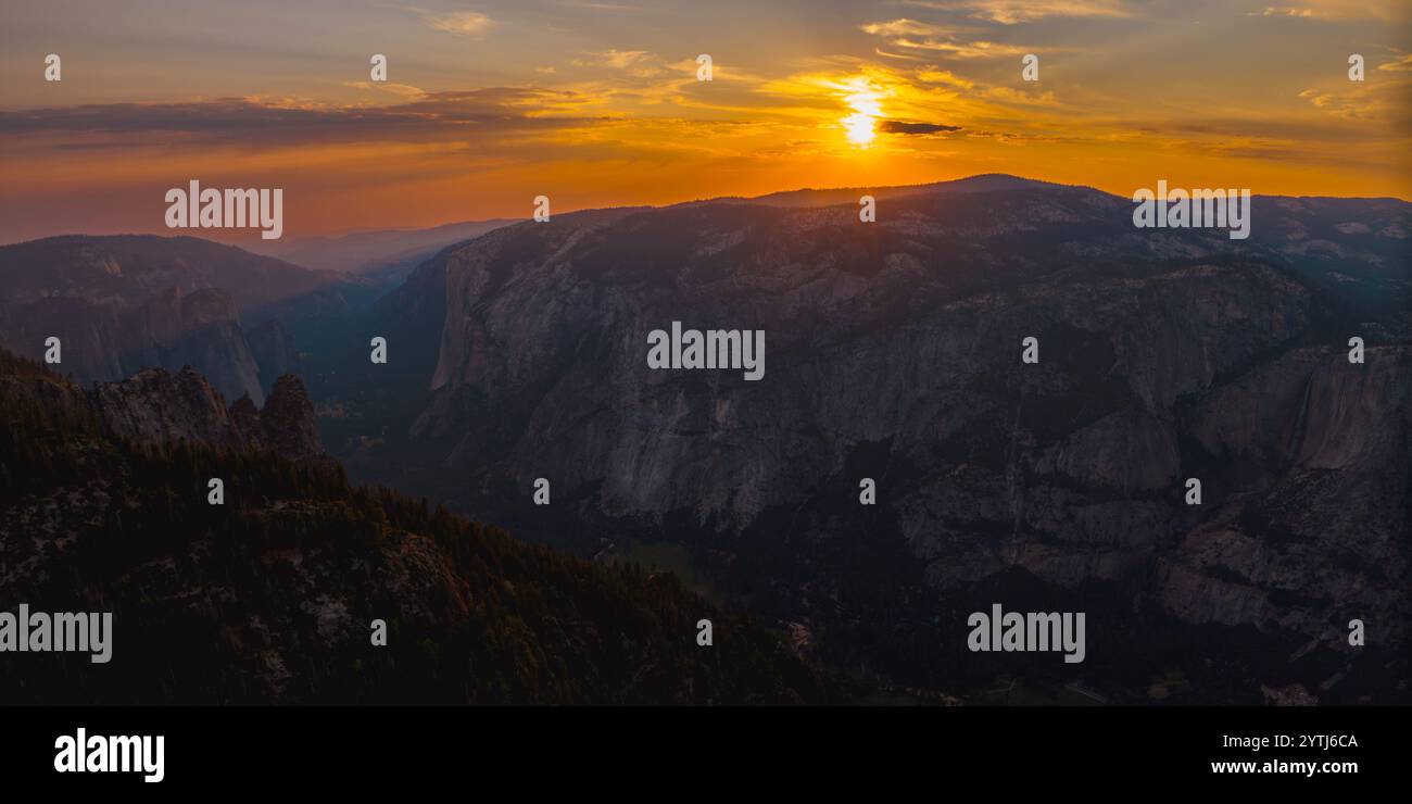 12 JUILLET 2024 - YOSEMITE, CALIFORNIE - vue au coucher du soleil sur Glacier point avec demi-dôme, chutes Yosemite, Nevada et chutes Vernal Banque D'Images