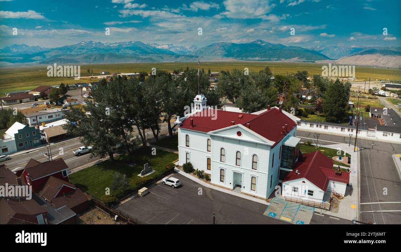 13 JUILLET 2024 - BRIDGEPORT, CA. États-Unis - vue aérienne de main Street à travers Bridgeport, CA Banque D'Images