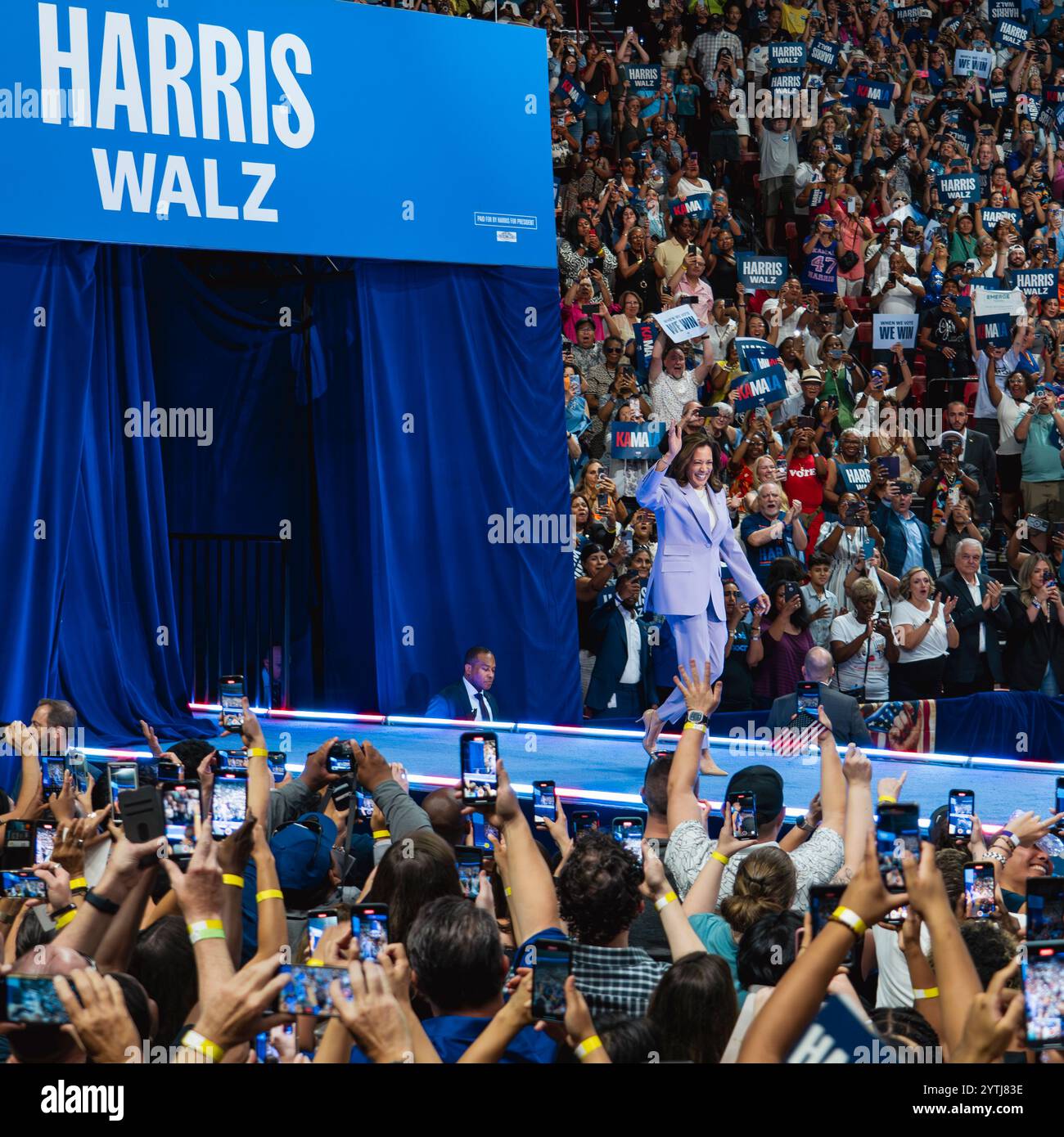 10 AOÛT, LAS VEGAS, NEVADA, États-Unis - Vice-président Kamala Harris au rassemblement présidentiel à l'Université du Nevada, campus de Las Vegas, avec le gouverneur Tim Walz et 12 000 supporters - complet Banque D'Images