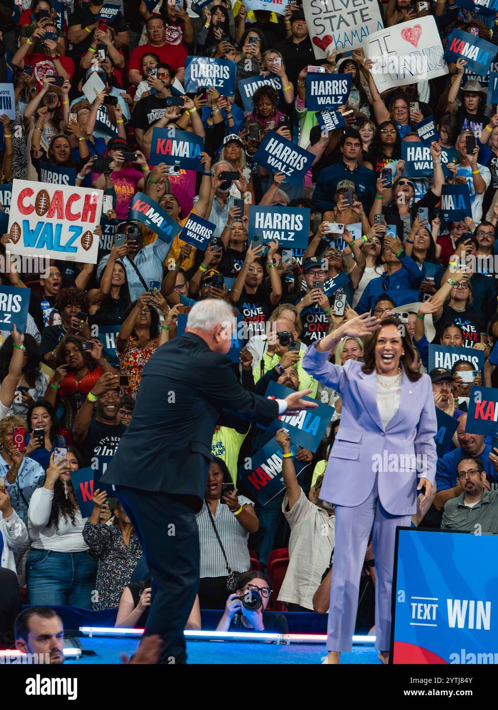 10 AOÛT, LAS VEGAS, NEVADA, États-Unis - Vice-président Kamala Harris au rassemblement présidentiel à l'Université du Nevada, campus de Las Vegas, avec le gouverneur Tim Walz et 12 000 supporters - complet Banque D'Images