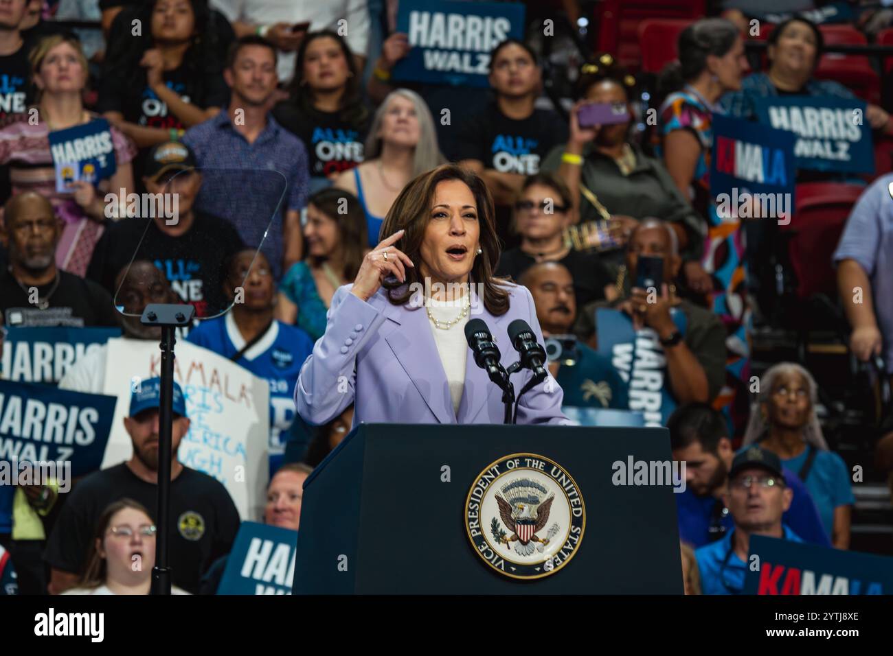 10 AOÛT, LAS VEGAS, NEVADA, États-Unis - Vice-président Kamala Harris au rassemblement présidentiel à l'Université du Nevada, campus de Las Vegas, avec le gouverneur Tim Walz et 12 000 supporters - complet Banque D'Images