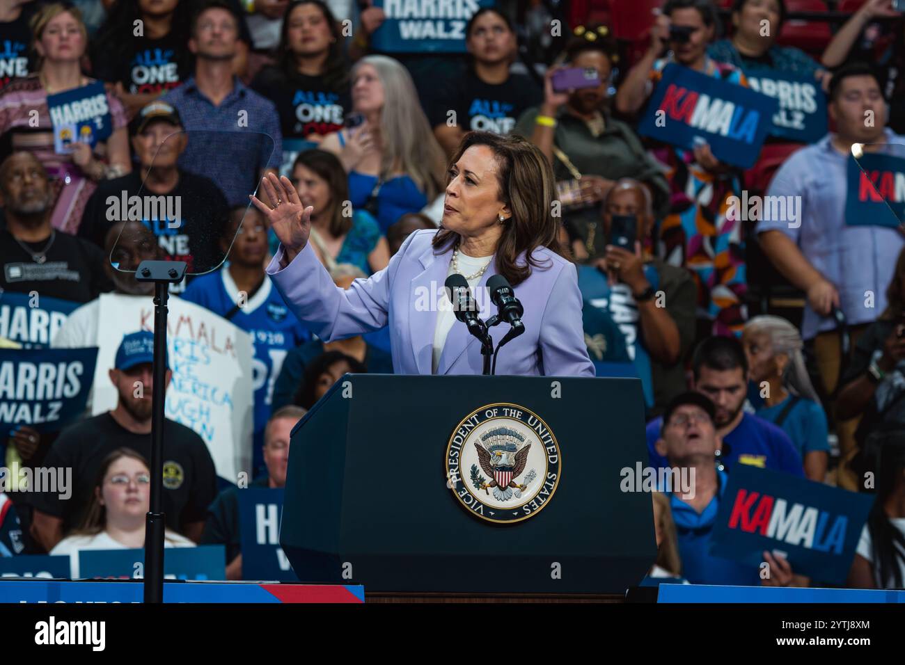10 AOÛT, LAS VEGAS, NEVADA, États-Unis - Vice-président Kamala Harris au rassemblement présidentiel à l'Université du Nevada, campus de Las Vegas, avec le gouverneur Tim Walz et 12 000 supporters - complet Banque D'Images
