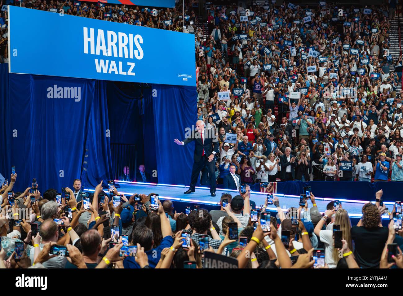 10 AOÛT, LAS VEGAS, NEVADA, États-Unis - Vice-président Kamala Harris au rassemblement présidentiel à l'Université du Nevada, campus de Las Vegas, avec le gouverneur Tim Walz et 12 000 supporters - complet Banque D'Images