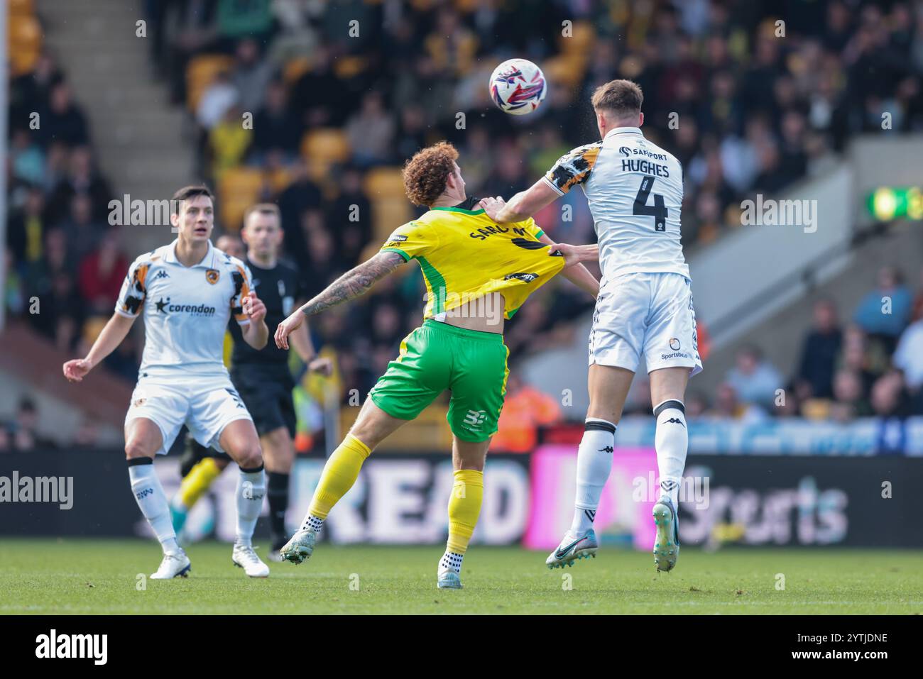 Charlie Hughes de Hull City remporte l'en-tête et tire le maillot Josh Sargent de Norwich City - Norwich City v Hull City, Sky Bet Championship, Carrow Road, Norwich, Royaume-Uni - 5 octobre 2024 usage éditorial uniquement - des restrictions DataCo s'appliquent Banque D'Images
