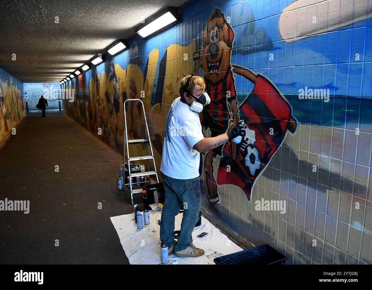 Un graffeur est vu travailler sur une image de la mascotte de l'AFC Bournemouths Cherry Bear - AFC Bournemouth v Chelsea, premier League, Vitality Stadium, Bournemouth, Royaume-Uni - 14 septembre 2024 usage éditorial uniquement - des restrictions DataCo s'appliquent Banque D'Images