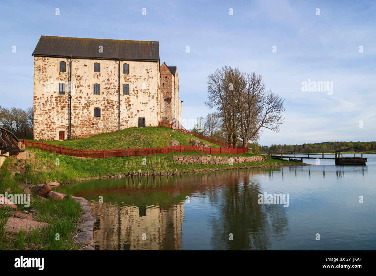 Château médiéval de Kastelholm et ses reflets sur une rivière calme dans les îles Åland, Finlande, par une journée ensoleillée au printemps. Banque D'Images