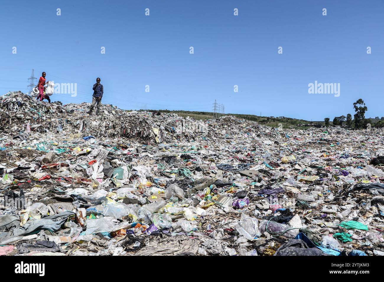 Les récupérateurs de déchets récupèrent les matériaux pour les recycler sur le site de décharge de Gioto. Les négociations en vue de l’élaboration d’un traité mondial sur les plastiques se sont conclues le mois dernier à Busan, en Corée du Sud, sans parvenir à un accord, avec des discussions prolongées maintenant prévues pour 2025. Le Comité intergouvernemental de négociation (CNI) de l’ONU s’est réuni pour sa cinquième session, initialement prévu pour finaliser les détails d’un traité visant à lutter contre la pollution plastique. Les groupes de récupérateurs de déchets et les travailleurs de la chaîne de valeur du plastique ont plaidé pour une transition juste qui reconnaisse le rôle important qu’ils jouent dans la gestion des déchets plastiques Banque D'Images