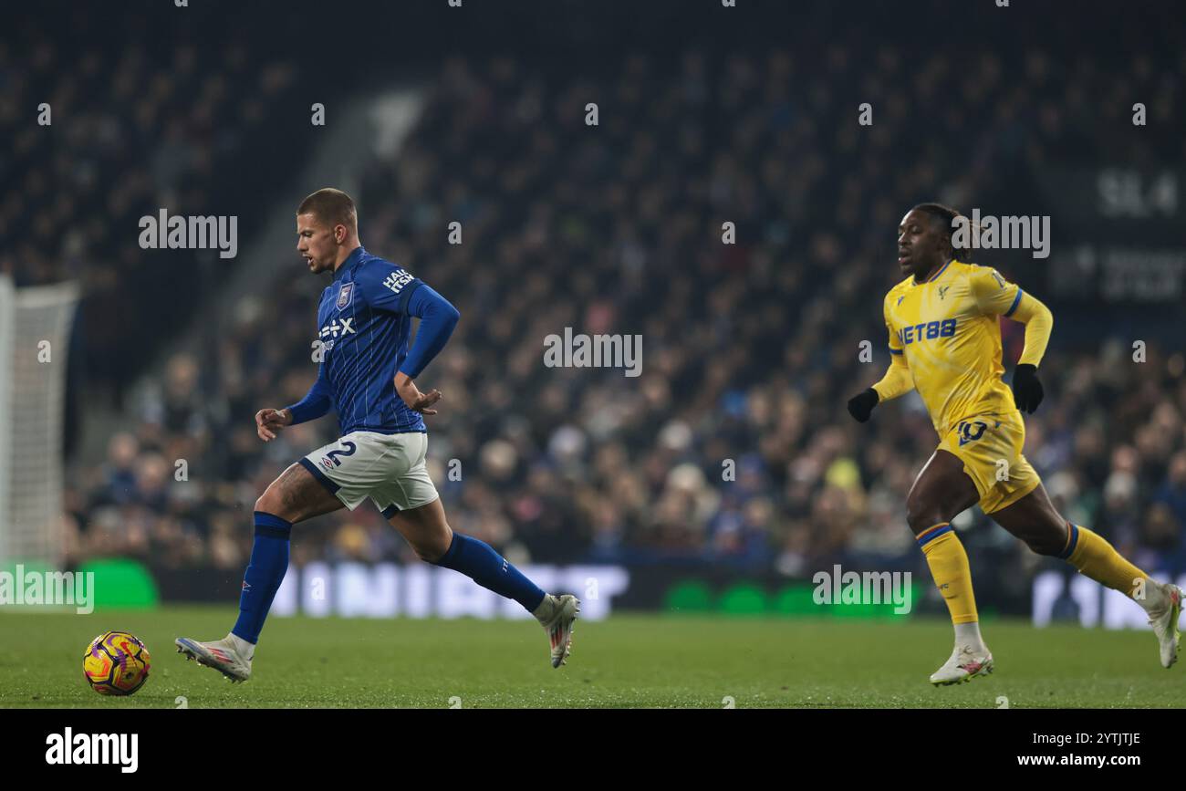 Harry Clarke d'Ipswich Town et Eberechi Eze de Crystal Palace - Ipswich Town v Crystal Palace, premier League, Portman Road, Ipswich, Royaume-Uni - 3 décembre 2024 usage éditorial exclusif - restrictions DataCo applicables Banque D'Images