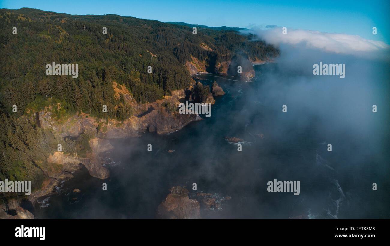 JUILLET 2024, BROOKINGS, OREGON - roches marines de botte de foin au parc d'État Harris au nord de Brookings, Oregon avec du brouillard Banque D'Images