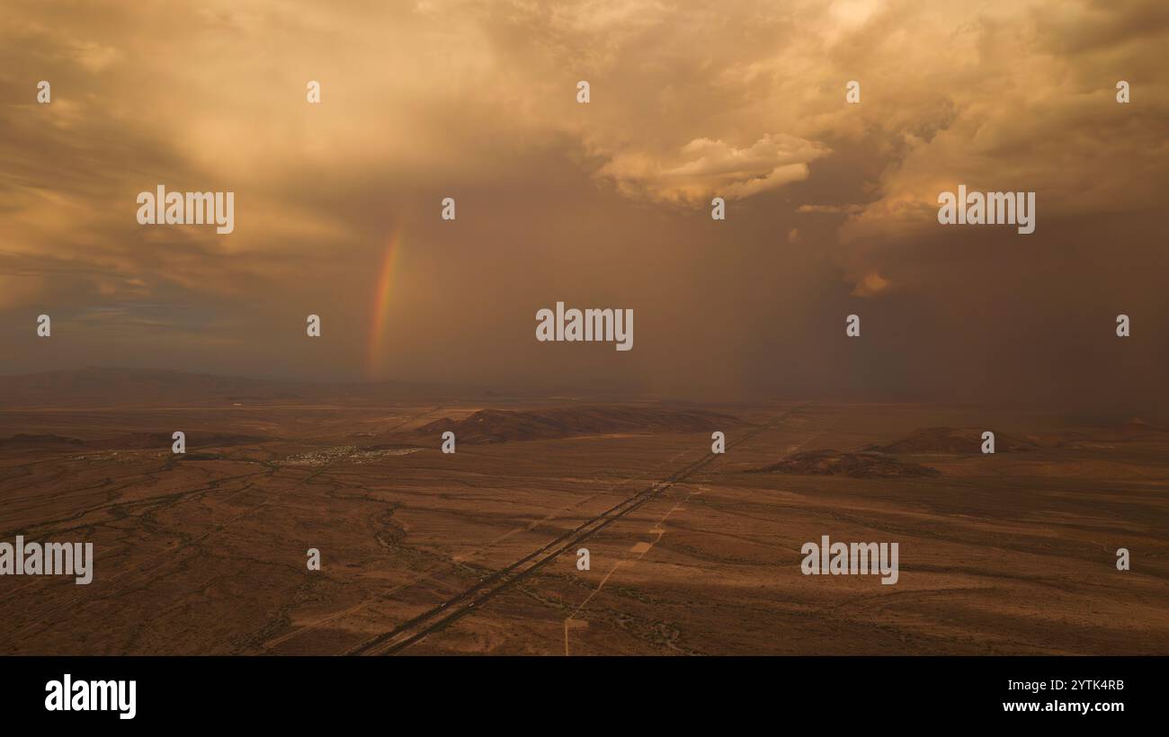 JUILLET 2024, À L'EST DE PHOENIX, ARIZONA - paysage désertique avant la tempête de pluie dans le désert avec le ciel jaune Banque D'Images