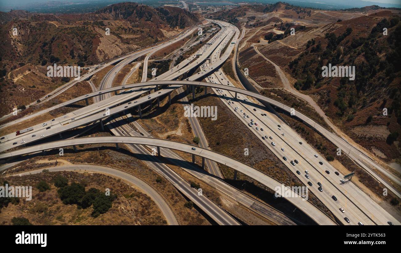 JUILLET 2024, SANTA CLARITA, CA - vue aérienne par drone de l'Interstate 5 et de la State Highway 14 - convergence des autoroutes Banque D'Images