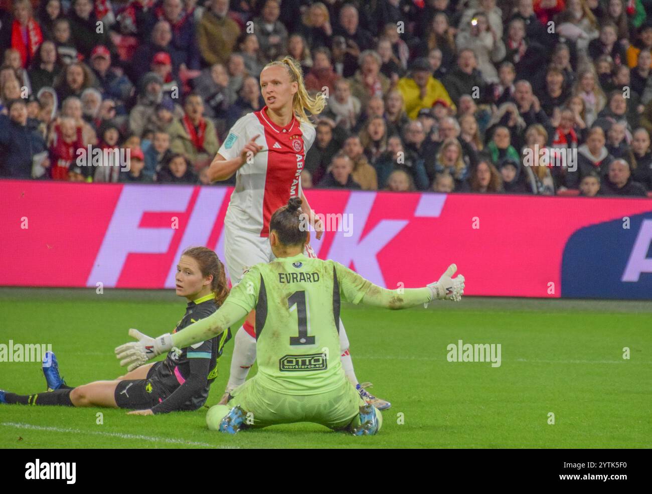 Amsterdam, pays-Bas. 07 décembre 2024. Johan Cruijff Arena, 07 décembre 2024 le gardien de but Nicky Evrard (1 PSV) défendant lors du match Azerion Vrouwen Eredivisie entre Ajax et PSV vrouwen à Amsterdam Arena, pays-Bas. (Arne van der Ben/SPP) crédit : SPP Sport Press photo. /Alamy Live News Banque D'Images