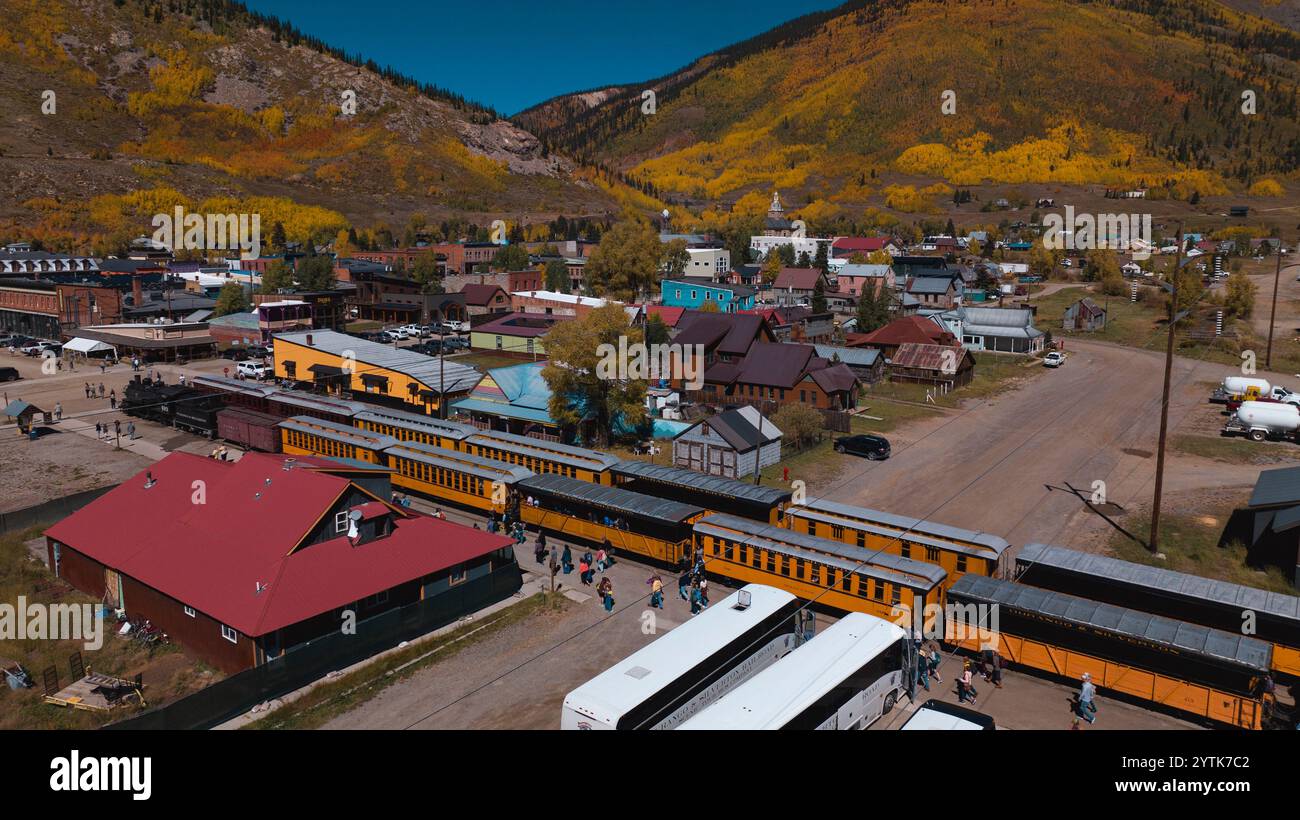 SEPTEMBRE 2024, SILVERTON-DURANGO - Durango-Silverton Narrow Gage Railroad en couleur automne relie Silverton à Durango - train touristique Banque D'Images