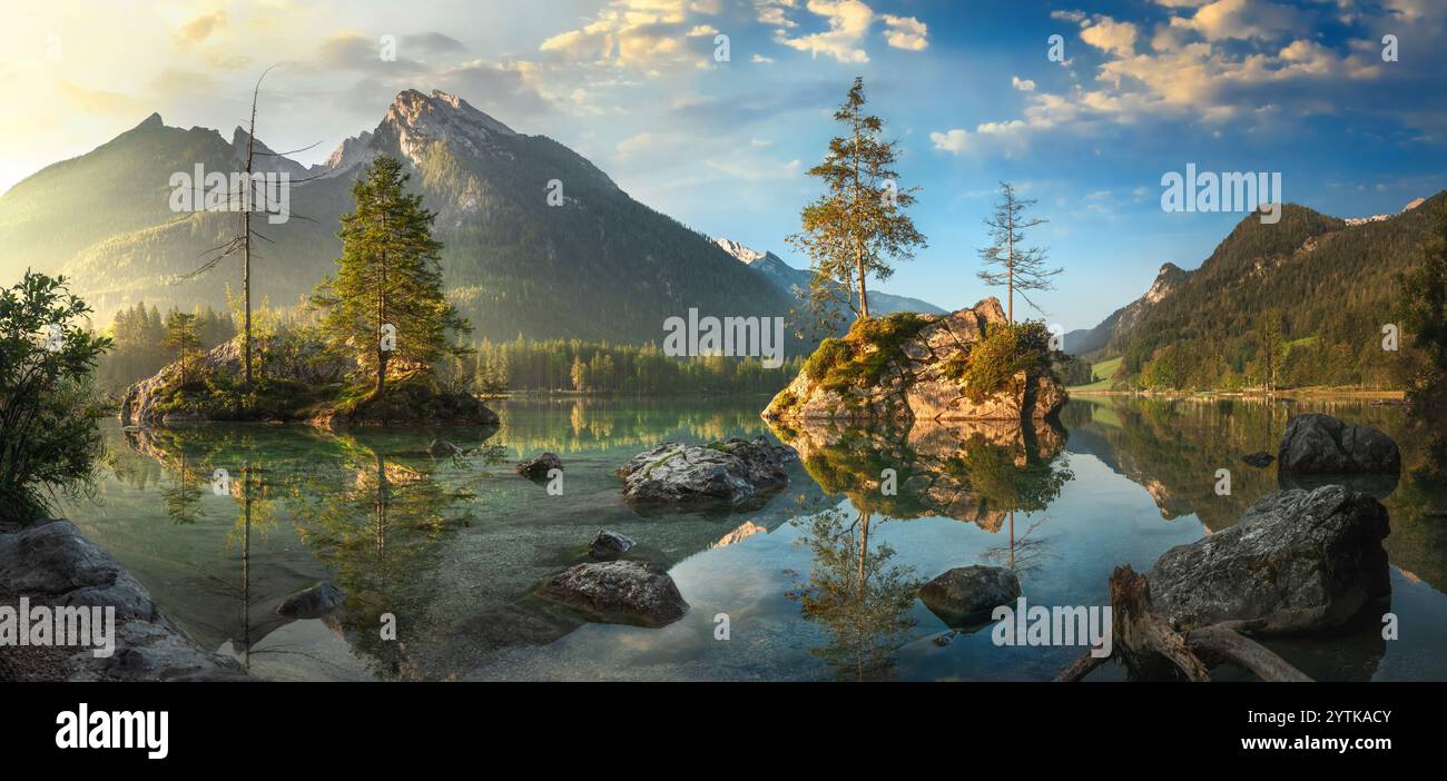 Paysage de lac peint en Allemagne avec des montagnes, des arbres, un ciel agréable, un beau faisceau de soleil du matin et des reflets clairs dans l'eau calme Banque D'Images