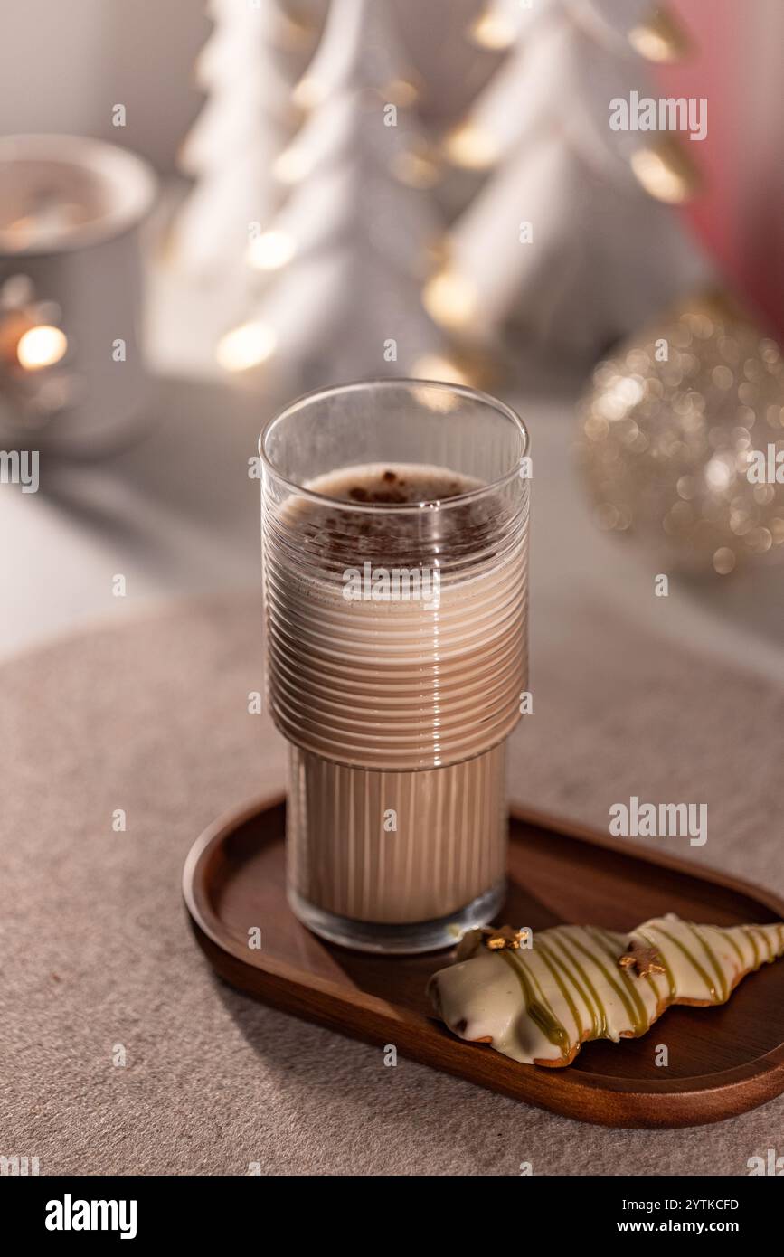 Chocolat chaud de Noël avec biscuit au pain d'épices sur plateau en bois Banque D'Images