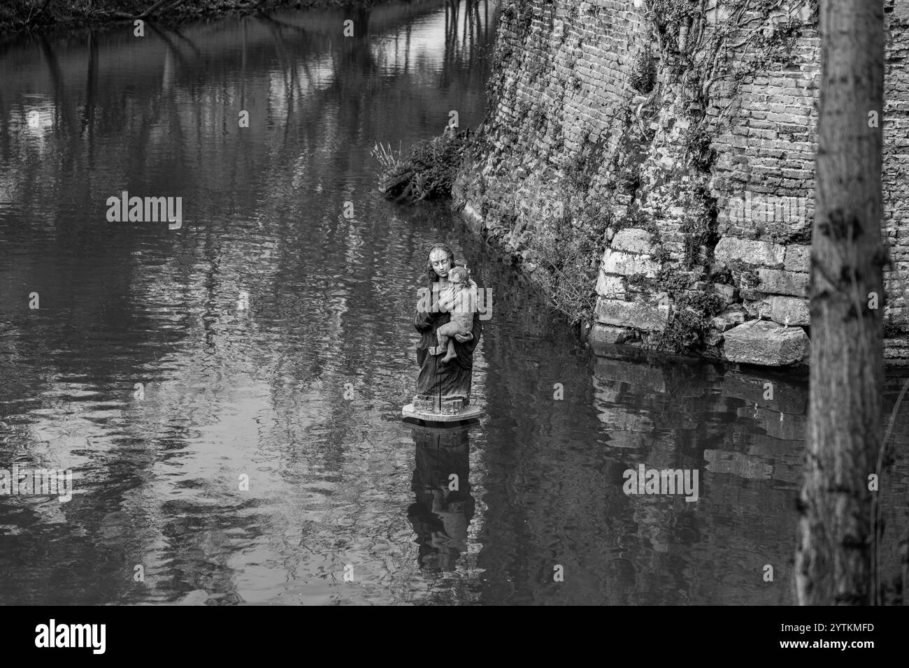 Padoue, Italie - 4 avril 2022 : la Vierge de l'eau sale, œuvre en bois du sculpteur Federico Soffiato pour sensibiliser le public aux polluti Banque D'Images