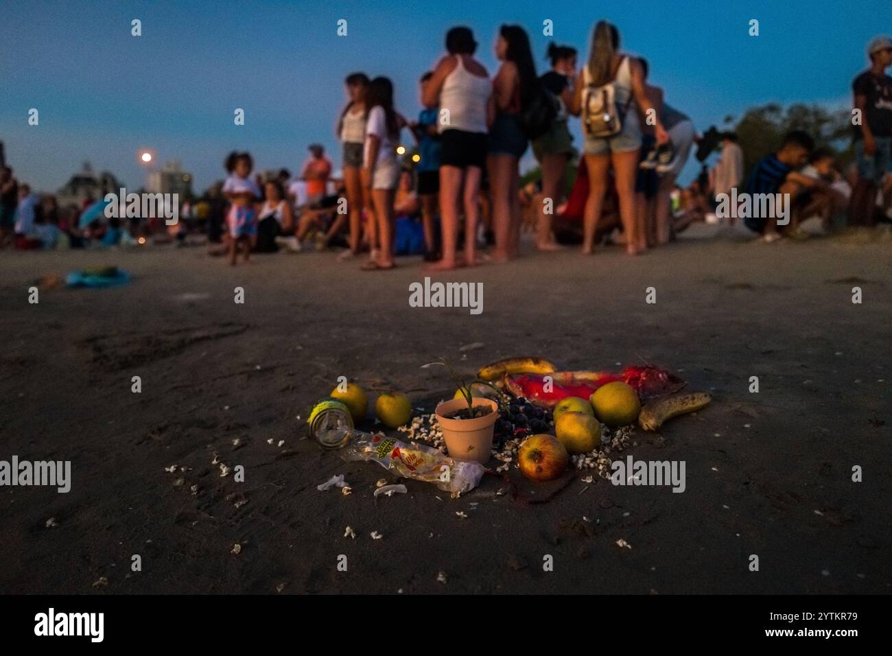 Fruits, pop-corn, et autres offrandes, faisant partie d'un autel temporaire en l'honneur de la déesse Yemanjá, sont vus placés sur le sable sur le bord de la mer à Montevideo, Uruguay. Banque D'Images Fruits, pop-corn, et autres offrandes, faisant partie d'un autel temporaire en l'honneur de la déesse Yemanjá, sont vus placés sur le sable sur le bord de la mer à Montevideo, Uruguay. Banque D'Images